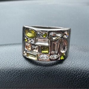 GUESS Vintage Y2K Multi-Stone Statement Ring in Green/Golden Shades – Size 7